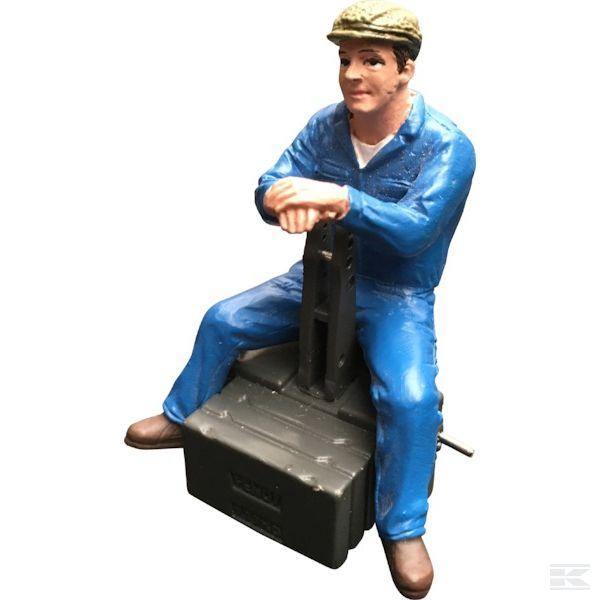 ADF32140 +Erik driving tractor